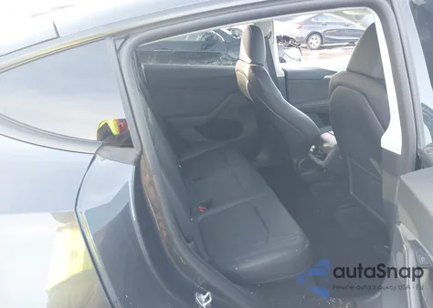 2024 Tesla Model Y Long Range Dual Motor All-Wheel Drive z USA, uszkodzony, nr VIN 7SAYGDEE1RA226024